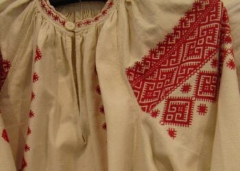 Traditionelles ukrainisches Stickhemd mit rotem Ornament an Kragen und Schulter