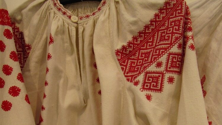 Traditionelles ukrainisches Stickhemd mit rotem Ornament an Kragen und Schulter