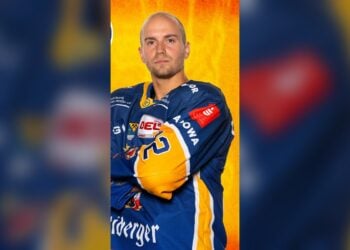 Eric Valentin, Stürmer der Lausitzer Füchse, im blau-gelben Trikot mit verschränkten Armen