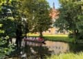 Spreewaldkahn mit Fahrgästen vor dem Schloss Lübben