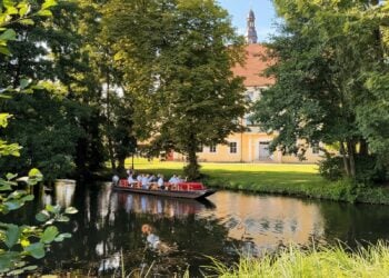 Spreewaldkahn mit Fahrgästen vor dem Schloss Lübben