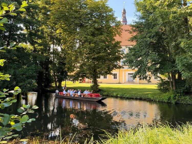 Spreewaldkahn mit Fahrgästen vor dem Schloss Lübben