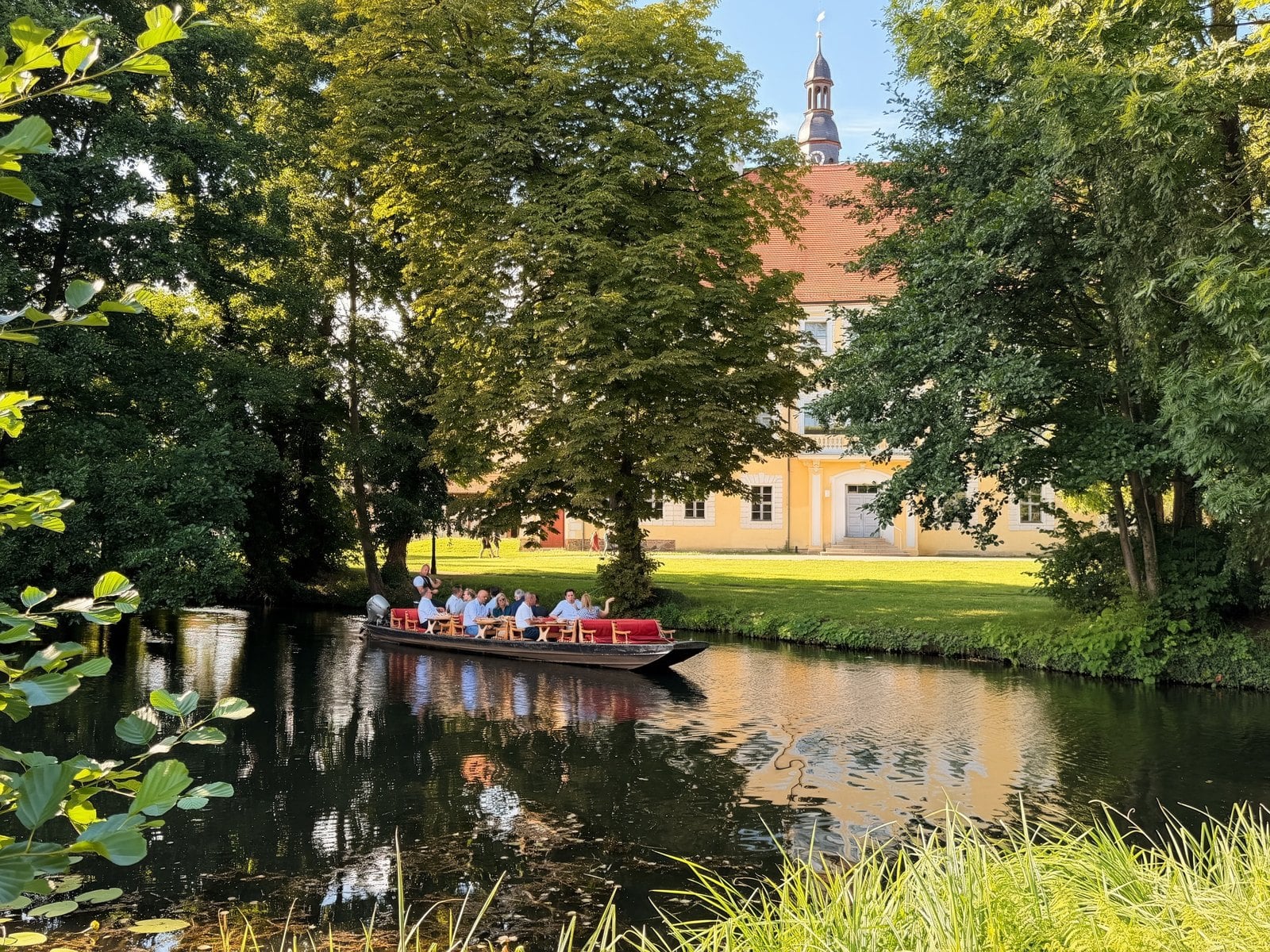 Spreewaldkahn mit Fahrgästen vor dem Schloss Lübben