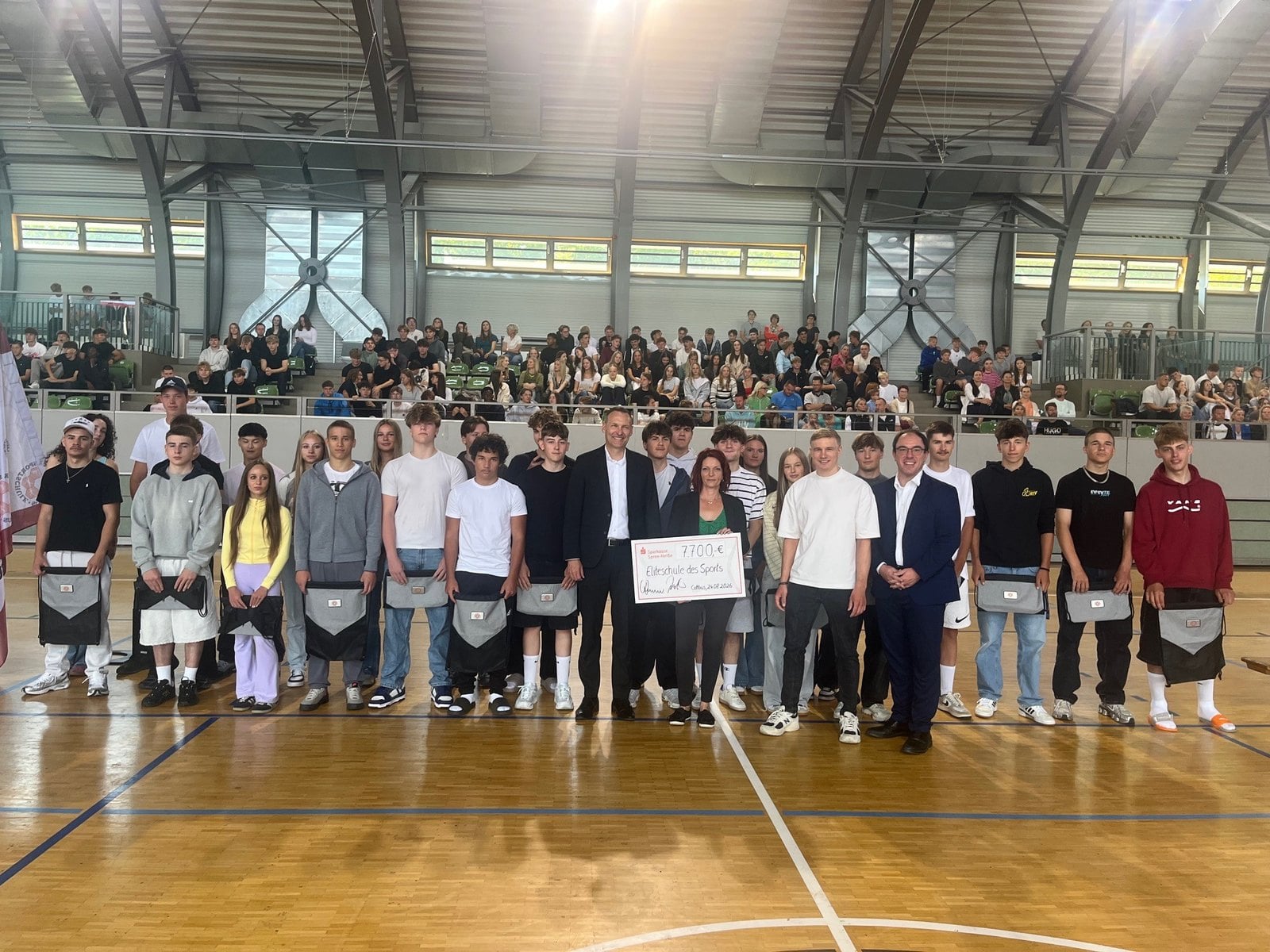 Schülerinnen und Schüler der Lausitzer Sportschule bei der Übergabe