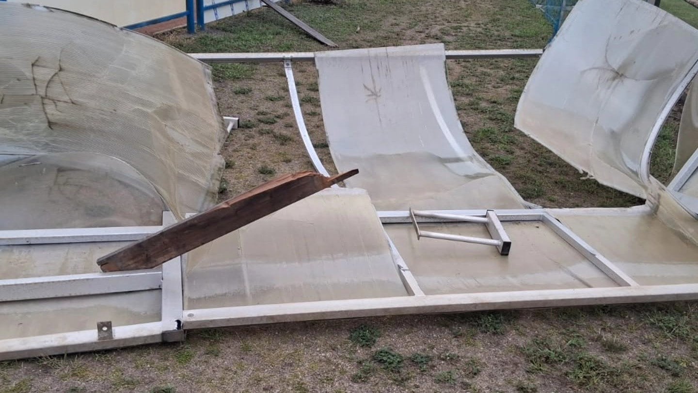 Zerstörte Sitzschalen und verbogene Metallteile auf dem Rasen