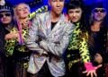 Die fünf Mitglieder der Band 80s EXPRESS in bunter Achtziger-Kleidung