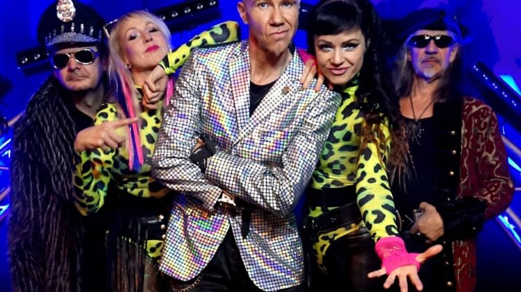 Die fünf Mitglieder der Band 80s EXPRESS in bunter Achtziger-Kleidung