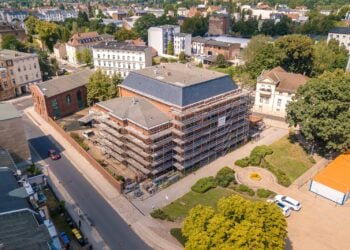 Luftbild der eingerüsteten Medizinischen Schule am Pestalozziplatz in Forst