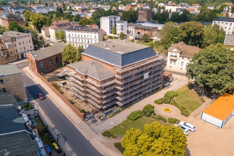 Luftbild der eingerüsteten Medizinischen Schule am Pestalozziplatz in Forst