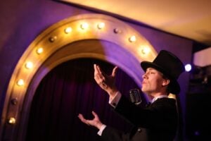Hollaender-Revue gastiert im Forster Museum