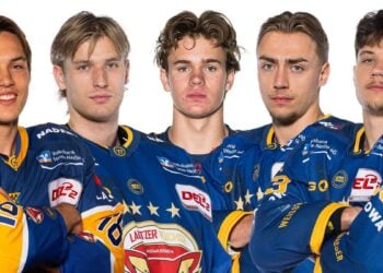 Fünf junge Eishockeyspieler in den blau-gelben Trikots der Lausitzer Füchse nebeneinander vor weißem Hintergrund