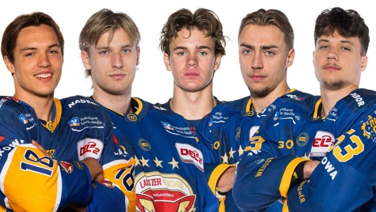 Fünf junge Eishockeyspieler in den blau-gelben Trikots der Lausitzer Füchse nebeneinander vor weißem Hintergrund