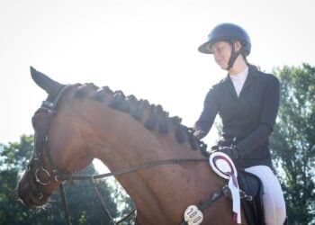 Reiterin des Reitvereins Sielow auf ihrem Pferd, an der Satteldecke eine Turnierschleife