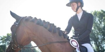 Reiterin des Reitvereins Sielow auf ihrem Pferd, an der Satteldecke eine Turnierschleife