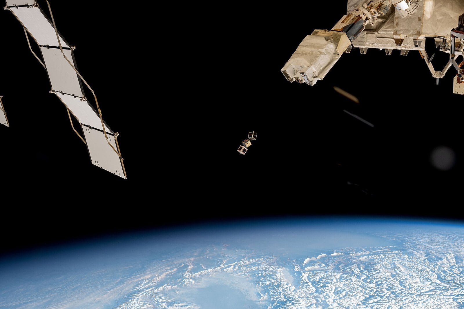 Satellit über der Erde – Symbolbild