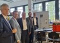 Fuenf Maenner stehen im Labor von quantum grade materials auf dem BTU-Campus Senftenberg