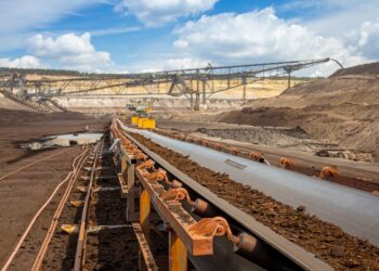 Foerderbandanlage im Tagebau Nochten, im Hintergrund ein Absetzer