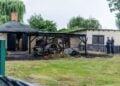 Einsatzkräfte der Feuerwehr bei den Löscharbeiten in der Chausseestraße in Groß Köris