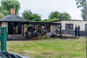 Zwei Autos und Carport brennen in Groß Köris