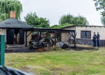 Einsatzkräfte der Feuerwehr bei den Löscharbeiten in der Chausseestraße in Groß Köris