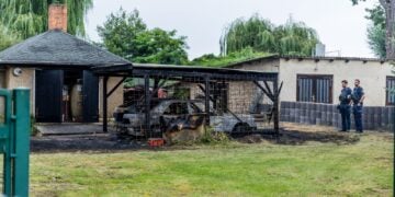 Einsatzkräfte der Feuerwehr bei den Löscharbeiten in der Chausseestraße in Groß Köris