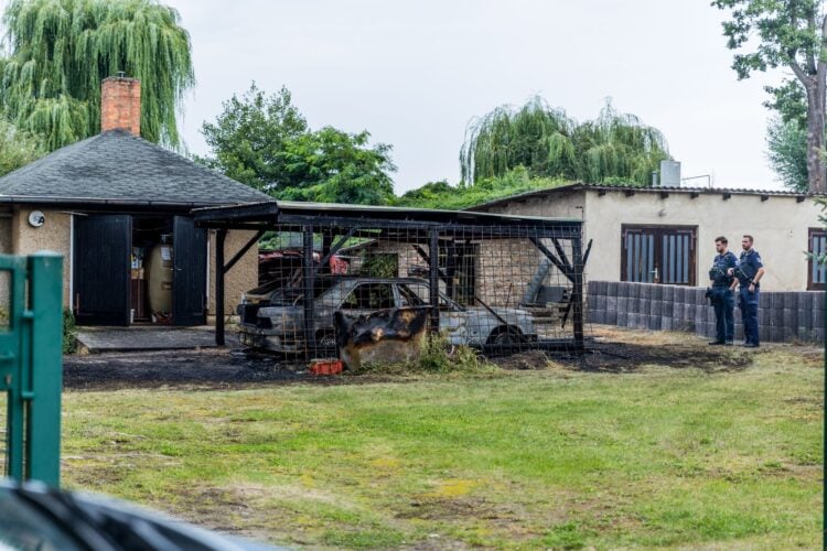 Einsatzkräfte der Feuerwehr bei den Löscharbeiten in der Chausseestraße in Groß Köris