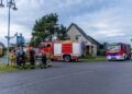 Feuerwehrfahrzeuge und Einsatzkräfte an der Einsatzstelle in Preilack