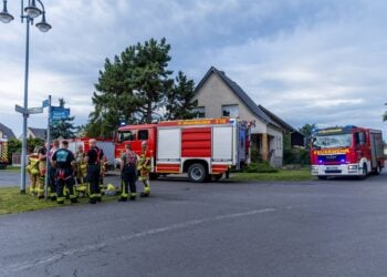 Feuerwehrfahrzeuge und Einsatzkräfte an der Einsatzstelle in Preilack