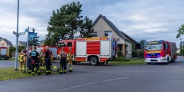 Feuerwehrfahrzeuge und Einsatzkräfte an der Einsatzstelle in Preilack