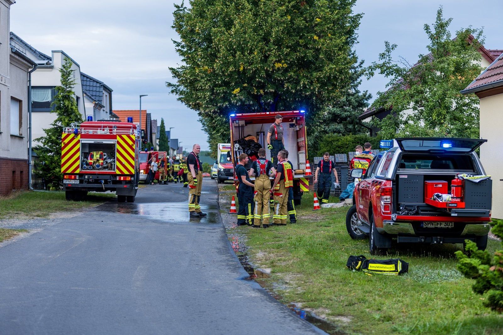 Rettungswagen und Feuerwehrfahrzeuge in der Lindenstraße in Preilack