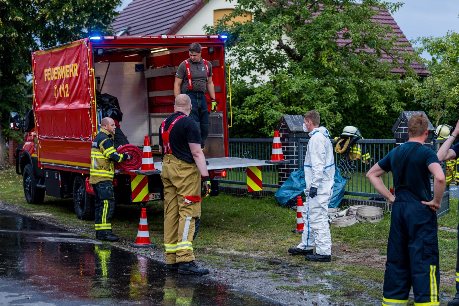Einsatzkräfte der Feuerwehr bei der Brandbekämpfung in Preilack