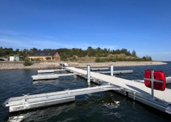 Blick über die neue Steganlage des Ilse-Seesportvereins auf das Vereinsheim am Großräschener See