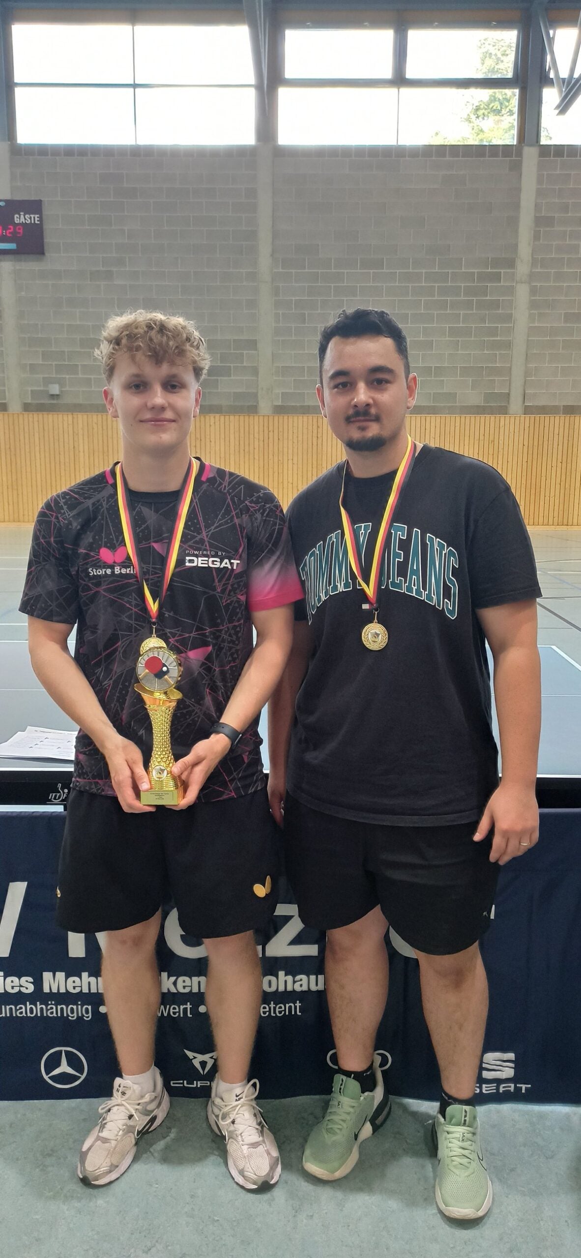 Siegerpaar des A-Turniers mit Pokal