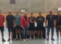 Die Platzierten des Herzberger 2er-Mannschaftsturniers mit Medaillen und Pokal in der Sporthalle