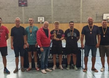 Die Platzierten des Herzberger 2er-Mannschaftsturniers mit Medaillen und Pokal in der Sporthalle