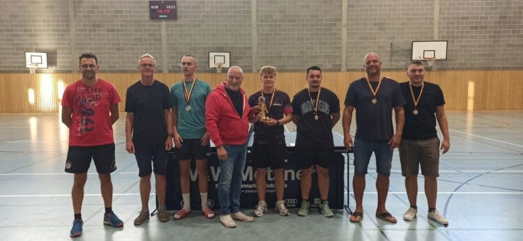 Die Platzierten des Herzberger 2er-Mannschaftsturniers mit Medaillen und Pokal in der Sporthalle