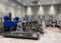 Blaue Elektromotoren und Prüfaufbauten im Testprüfstand von chesco in Cottbus