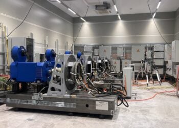 Blaue Elektromotoren und Prüfaufbauten im Testprüfstand von chesco in Cottbus