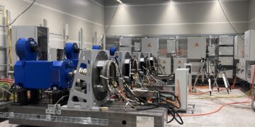 Blaue Elektromotoren und Prüfaufbauten im Testprüfstand von chesco in Cottbus