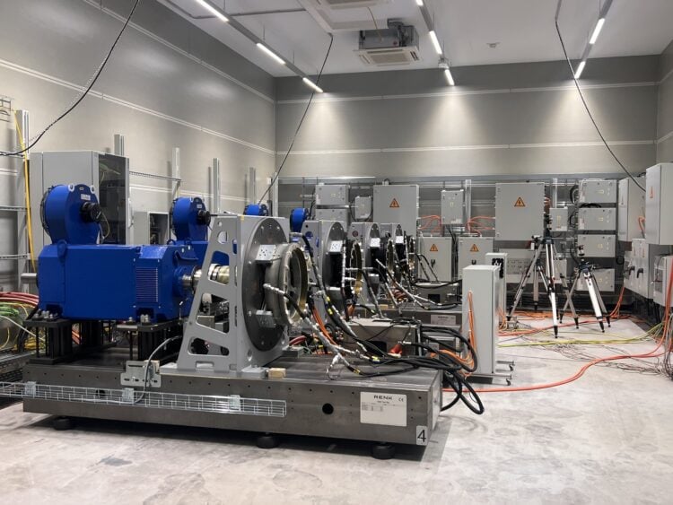 Blaue Elektromotoren und Prüfaufbauten im Testprüfstand von chesco in Cottbus