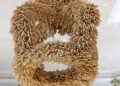 Kunstvoll geflochtene Erntekrone aus Getreideähren