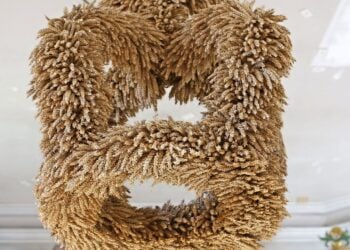 Kunstvoll geflochtene Erntekrone aus Getreideähren
