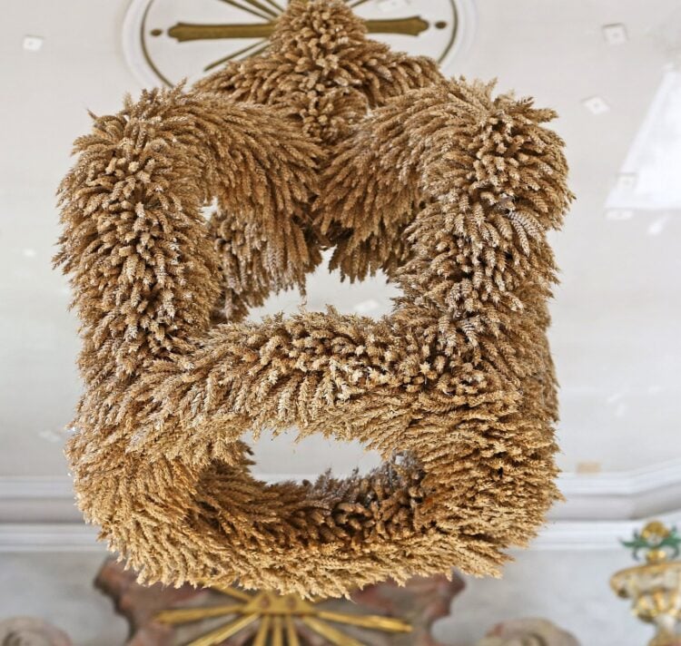 Kunstvoll geflochtene Erntekrone aus Getreideähren