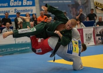 Judoka Vladimir Stark vom KSC ASAHI Spremberg wirft seinen Gegner auf die Matte