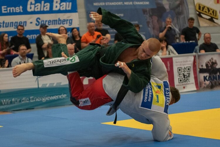 Judoka Vladimir Stark vom KSC ASAHI Spremberg wirft seinen Gegner auf die Matte