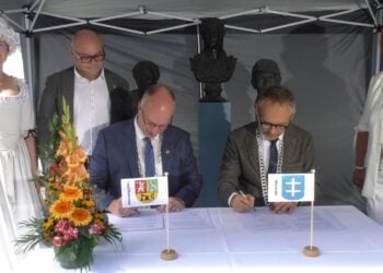 Die Bürgermeister von Lauchhammer und Wschowa unterzeichnen die Partnerschaftsurkunden
