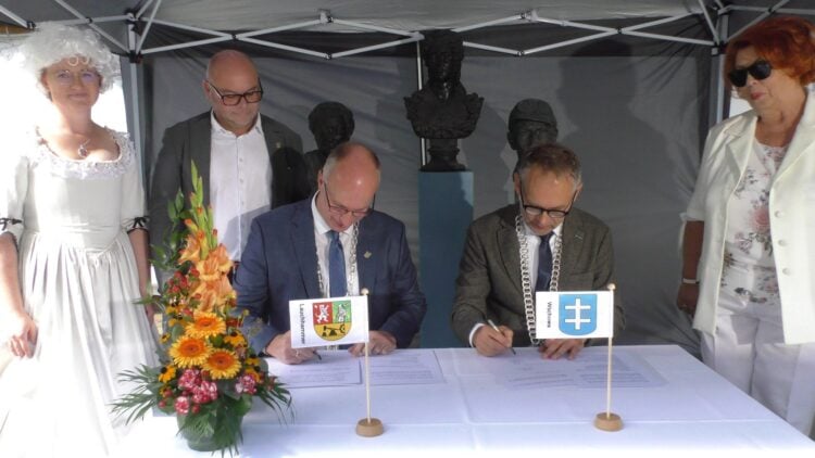 Die Bürgermeister von Lauchhammer und Wschowa unterzeichnen die Partnerschaftsurkunden