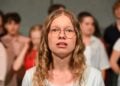 Jugendliche auf der Buehne in einer Szene des Stuecks gehen bleiben