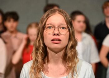 Jugendliche auf der Buehne in einer Szene des Stuecks gehen bleiben