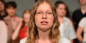 Jugendliche auf der Buehne in einer Szene des Stuecks gehen bleiben